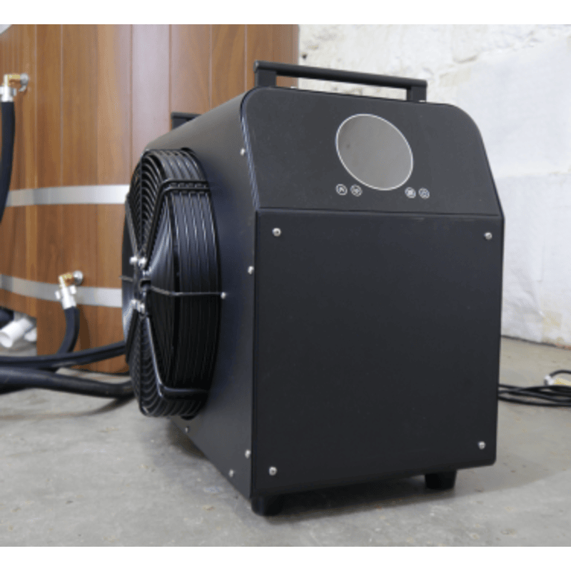 Blumenberg Kühlgerät angeschlossen an Holz-Bottich – ideales Setup für erfrischende Eisbäder